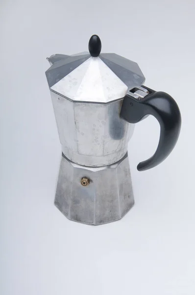 Een Italiaans Koffiezetapparaat Een Wit Oppervlak — Stockfoto
