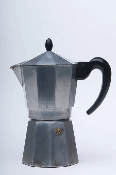 Een Italiaans Koffiezetapparaat Een Wit Oppervlak — Stockfoto