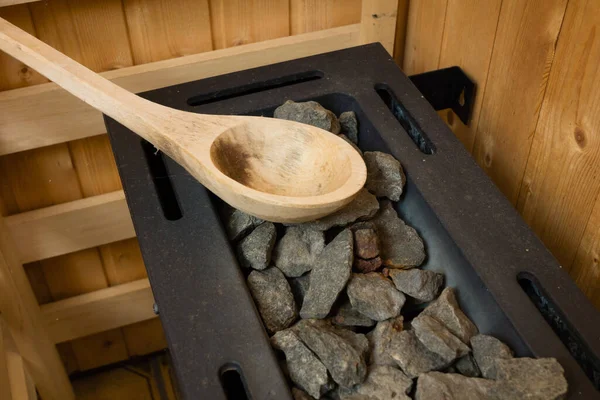 桌上的木制厨房用具 — 图库照片