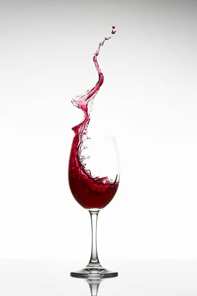 Красное Вино Текущее Стакане — стоковое фото