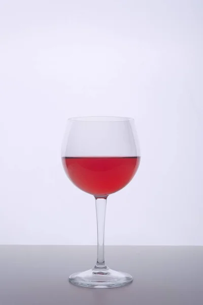 Vaso Con Una Bebida Roja Sobre Una Superficie Blanca — Foto de Stock