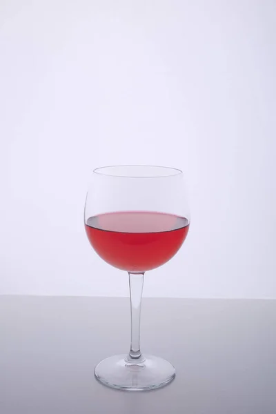 Ett Glas Med Röd Dryck Vit Yta — Stockfoto