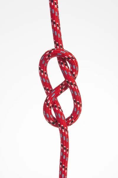 一条结节的红绳 — 图库照片