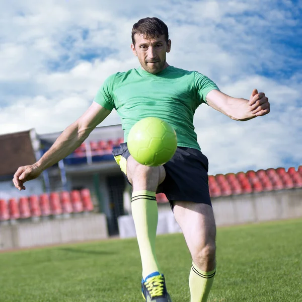 Footballeur Tire Ballon Dans Stade — Photo