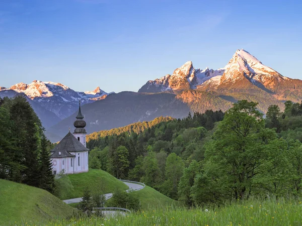 Berchtesgaden 눈덮인 꼭대기와 마리아 게르손 교회가 — 스톡 사진