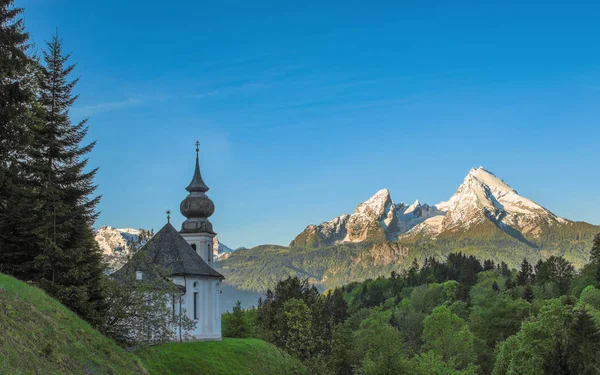 Poranny Panoramiczny Krajobraz Kaplicą Marii Gern Ośnieżonymi Szczytami Góry Watzmann — Zdjęcie stockowe