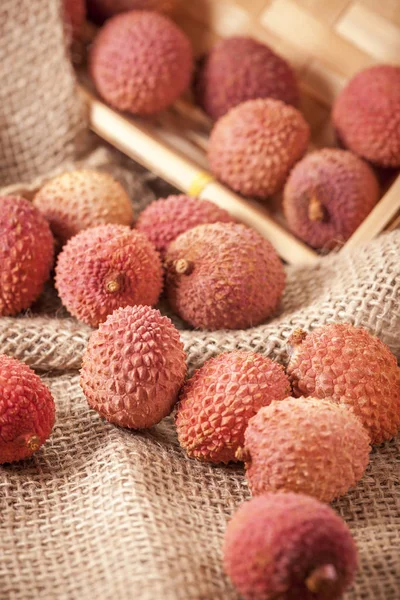 Zbliżenie Owocami Lichi Drzewa Liczi Litchi Chinensis Grubej Torbie Koszyku — Zdjęcie stockowe