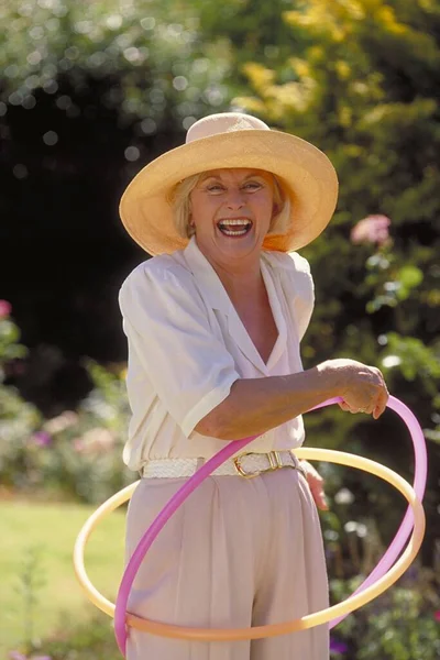 Retrato Una Mujer Hermosa Sombrero Con Una Bicicleta —  Fotos de Stock