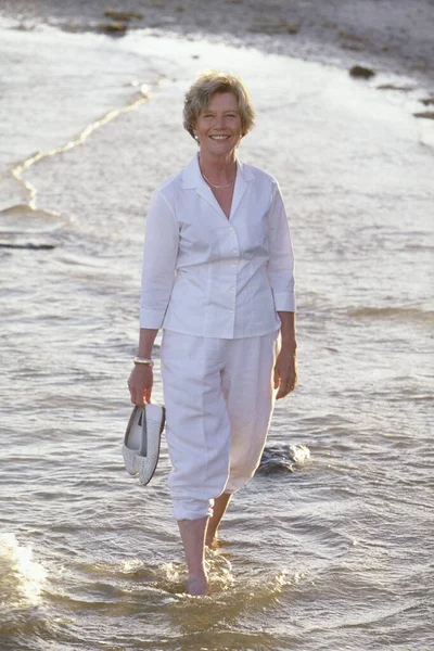 Senior Kvinna Vit Klänning Stående Stranden — Stockfoto