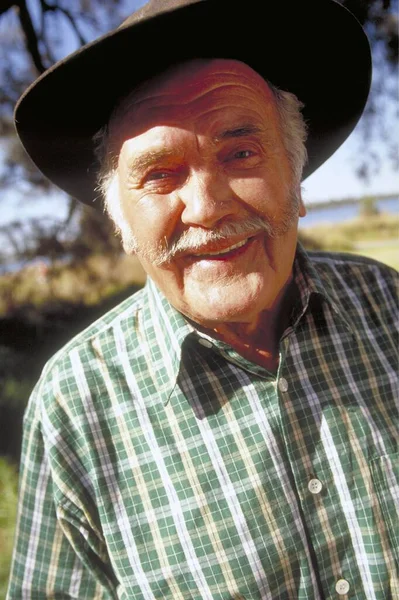 Retrato Hombre Guapo Con Sombrero — Foto de Stock