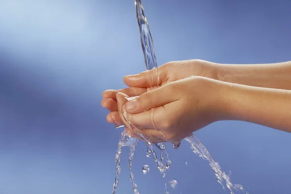 Vrouw Wassen Handen Het Water — Stockfoto