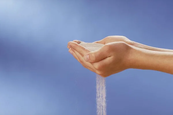 Hand Hålla Ett Glas Vatten Blå Himmel — Stockfoto