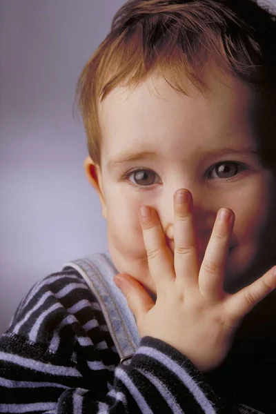 Vista Panorámica Del Niño Pequeño Lindo — Foto de Stock