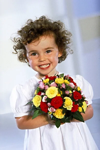 Fille Heureuse Avec Bouquet Fleurs — Photo