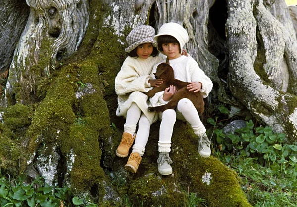 Duas Meninas Floresta — Fotografia de Stock