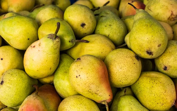 Veel Verse Groene Peren Een Houten Doos Markt Overdag — Stockfoto