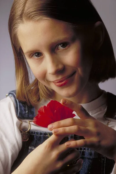 Jeune Femme Tenant Une Rose Rouge — Photo