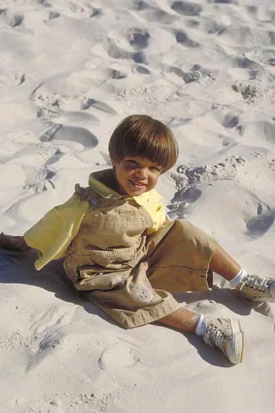 かわいい子供の肖像画 幸せな子供時代のコンセプト — ストック写真
