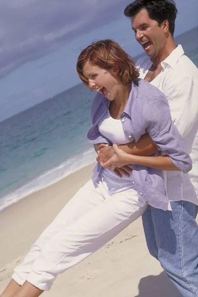 Lyckligt Ungt Par Förälskade Stranden — Stockfoto