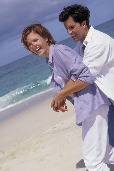 Šťastný Mladý Pár Lásce Pláži — Stock fotografie