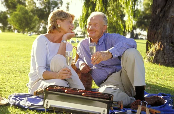 Pareja Mayor Sentada Banco Parque — Foto de Stock