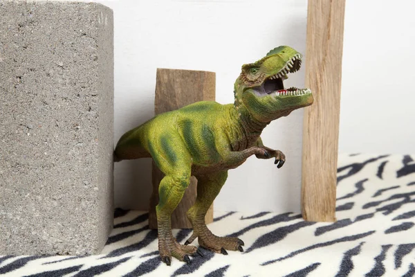 Bloki Betonowe Kawałek Drewna Figurką Tyranozaura Wzorzystym Dywanie Zebry Minimalny — Zdjęcie stockowe