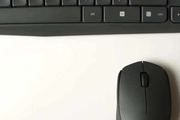 白い背景を持つ灰色のワイヤレスマウスとキーボード — ストック写真
