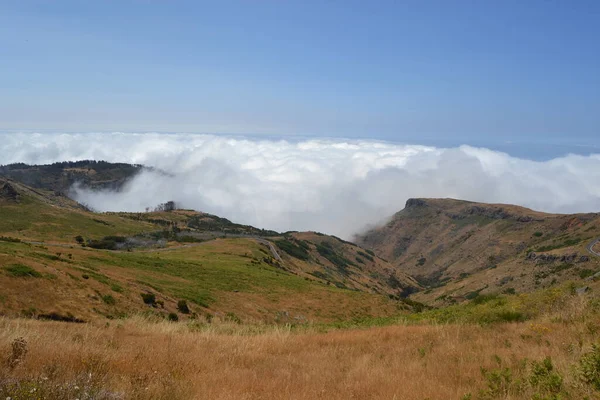 Alacsonyan Lógó Felhők Madeira Hegyeiben — Stock Fotó