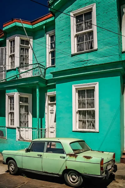 南アメリカチリ州バルパライソの通りにある古いテントハウスの前にある古いレトロなヴィンテージグリーン車 — ストック写真