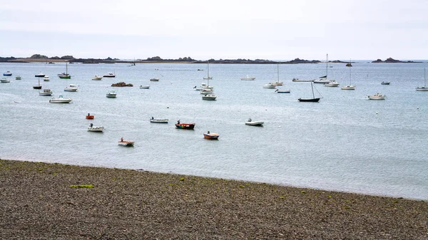 Voyage France Beaucoup Bateaux Amarrés Près Plage Galets Plage Baie — Photo