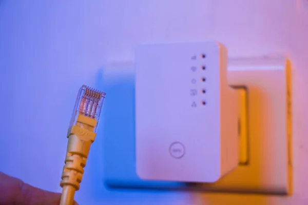 Nahaufnahme Eines Ethernet Kabels Wifi Extender Gerät Steckdose Der Wand — Stockfoto