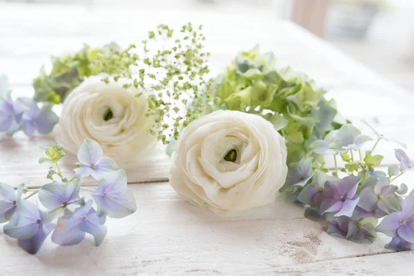母亲节用古老风格的白玫瑰装饰花朵 — 图库照片