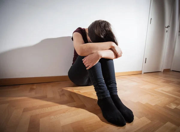 Depresi Remaja Duduk Lantai Ruang Kosong — Stok Foto