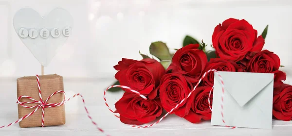 Martwa Natura Bukietem Czerwonych Róż Wiadomością Białym Tle Walentynki — Zdjęcie stockowe