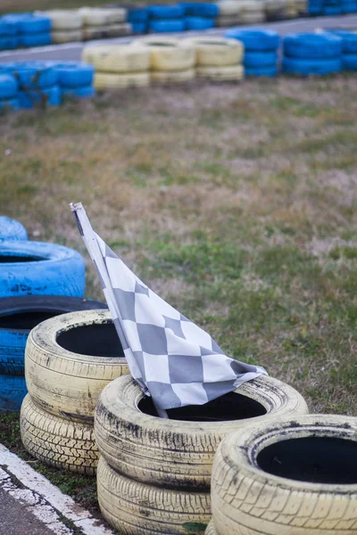 Rennflagge Gelbe Und Blaue Reifen Auf Dem Boden Der Rennstrecke — Stockfoto