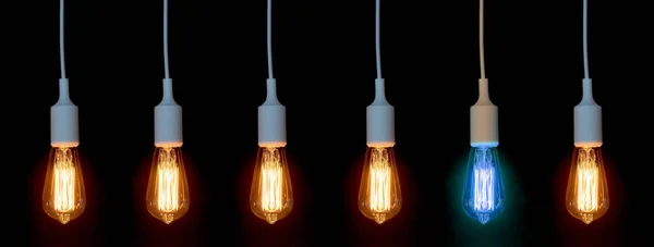 Plusieurs Lampes Pas Particulièrement Lumineuses Sur Fond Sombre — Photo