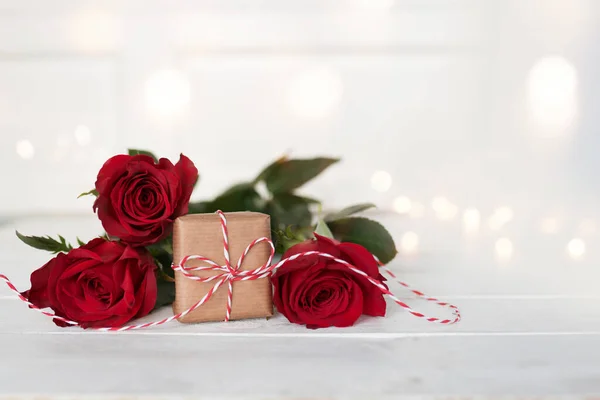 Romantyczne Czerwone Róże Białym Tle Delikatnym Bokeh Zaaranżowane Ślub — Zdjęcie stockowe