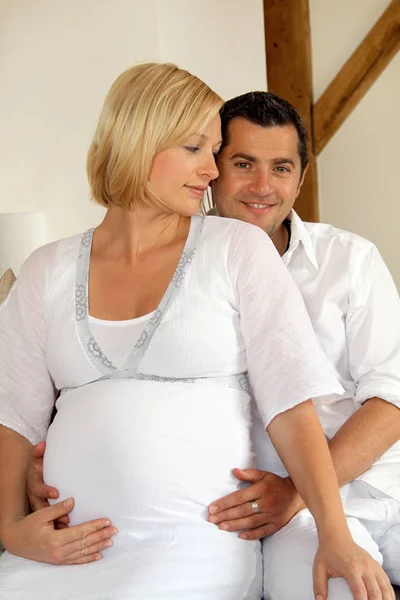 Pareja Embarazada Feliz Enamorada — Foto de Stock