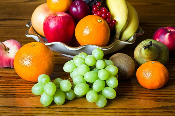 Bowl Dengan Segar Alami Mencari Buah Dekat — Stok Foto