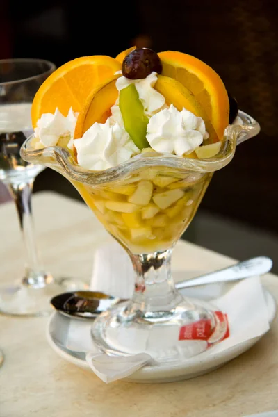 Salada Frutas Misturada Com Creme Chicoteado — Fotografia de Stock