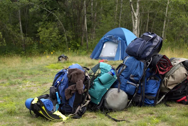 Touristenrucksack Mit Rucksäcken Beim Wandern Den Bergen — Stockfoto