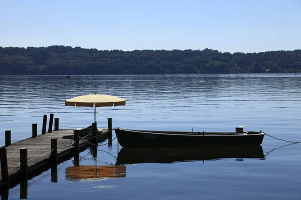 スターンベルガー湖の上にボートと橋を参照してください — ストック写真