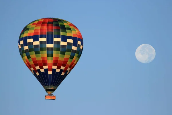 Balon Gorące Powietrze Porannym Niebie Gordes Prowansja — Zdjęcie stockowe