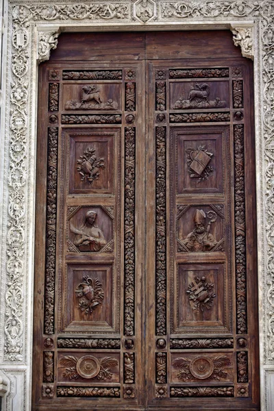Vyřezávaná Dřevěná Dvéřová Bazilika Katedrála Santa Croce Florencie Itálie — Stock fotografie