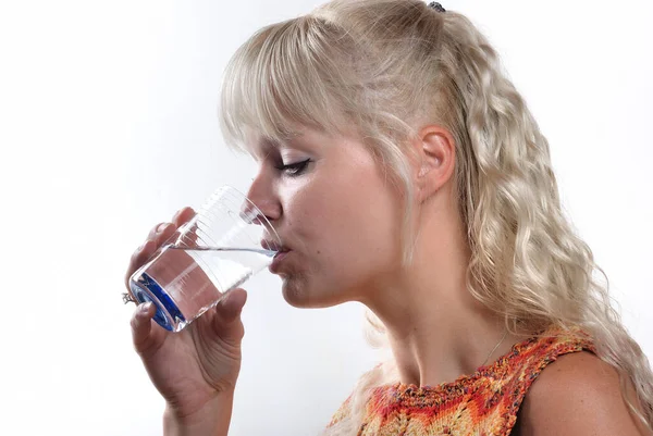 Wanita Pirang Yang Minum Air — Stok Foto