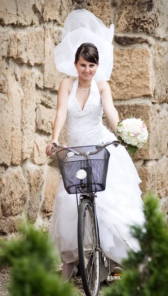 Noiva Posando Bicicleta — Fotografia de Stock