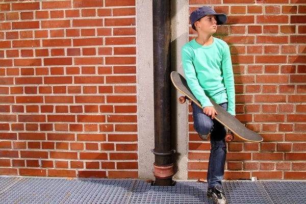 Αγόρι Skateboard Την Ημέρα — Φωτογραφία Αρχείου
