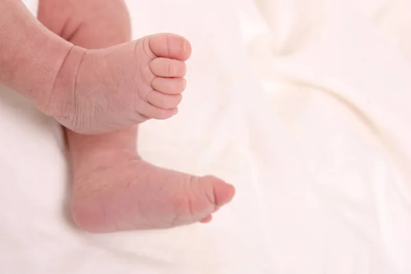 Kleine Babybeine Füße Kinderbetreuung — Stockfoto