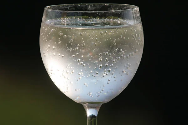 Glas Vatten Svart Bakgrund — Stockfoto