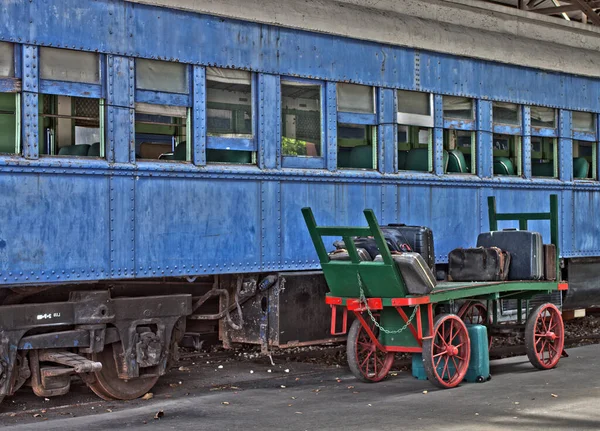 市内の古い列車は — ストック写真